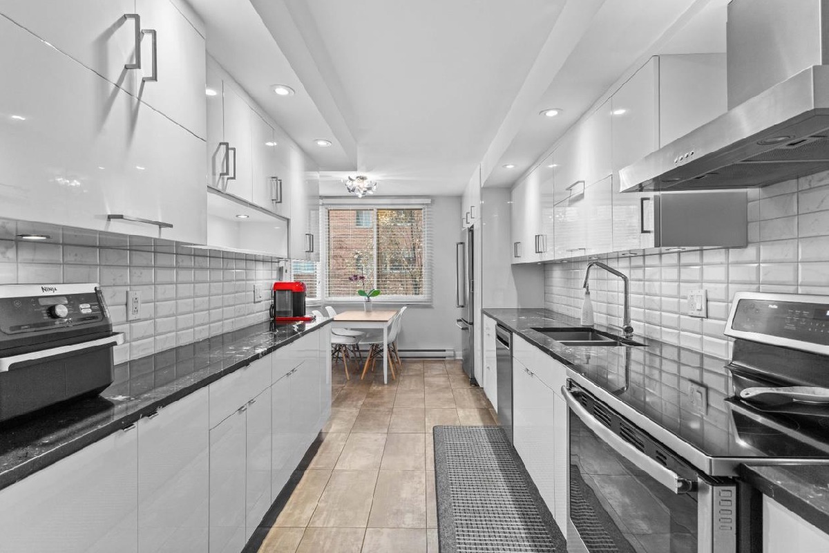 Corner unit 2 bdr Excellent location Ville-Marie Montreal
