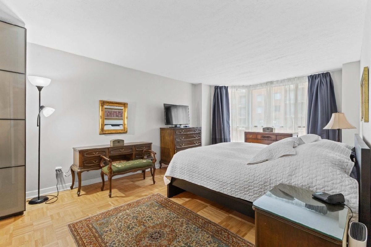 Corner unit 2 bdr Excellent location Ville-Marie Montreal