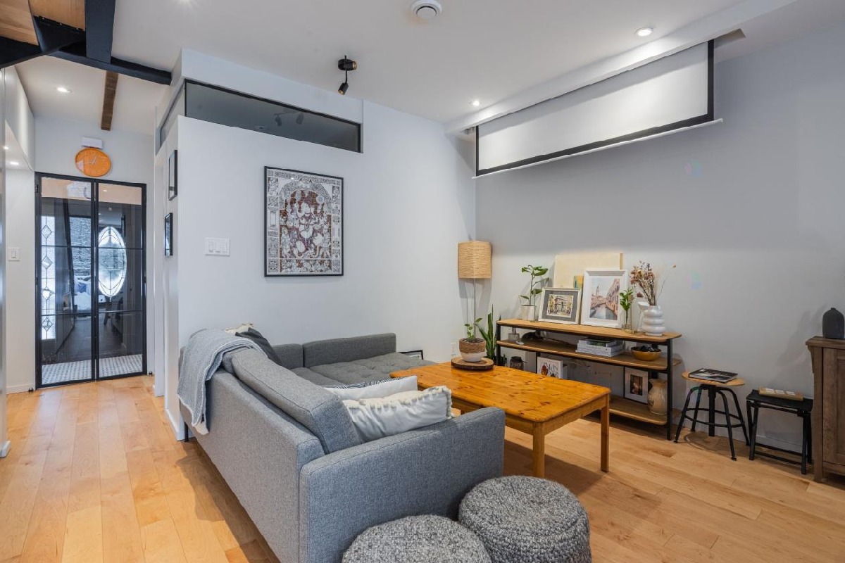 Duplex converted into a upscale single-family home Mile-End