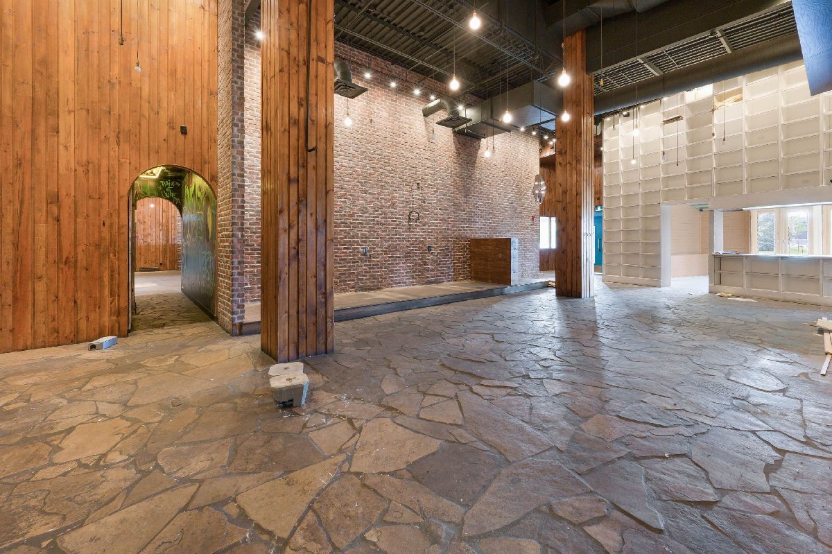 Commercial space 2,398 or 3,497 sq. ft. for rent