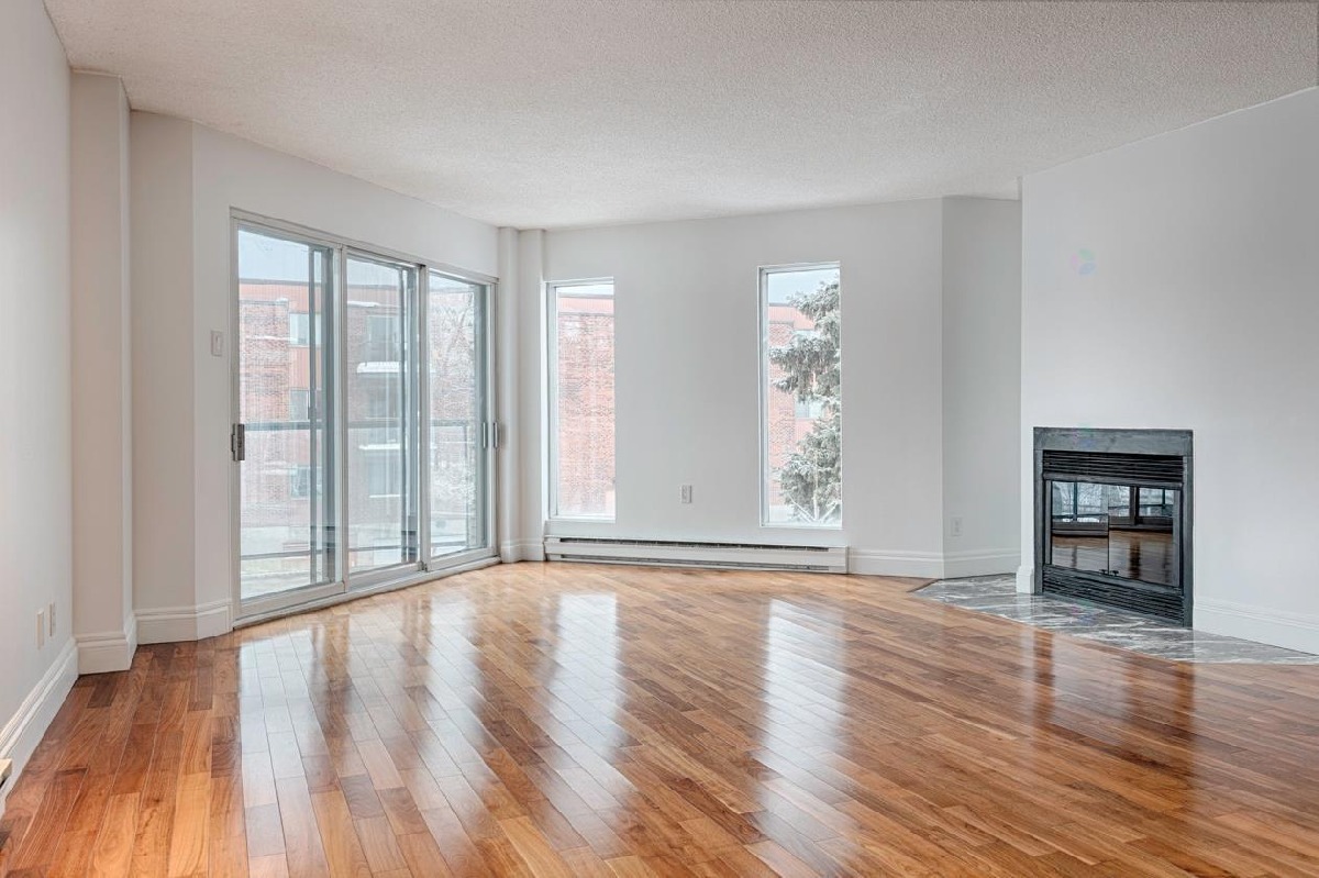 TURNKEY Renovated condo 2 bedrooms and 2 bathrooms