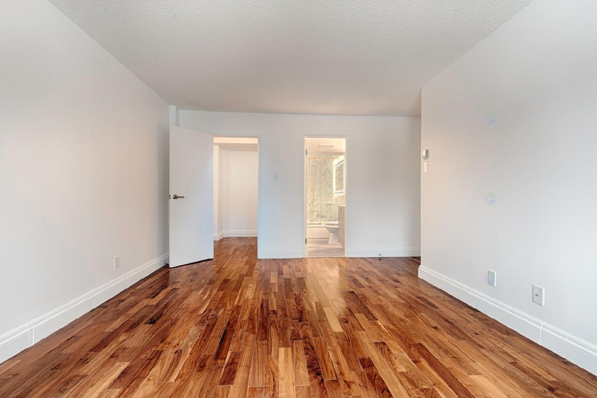TURNKEY Renovated condo 2 bedrooms and 2 bathrooms