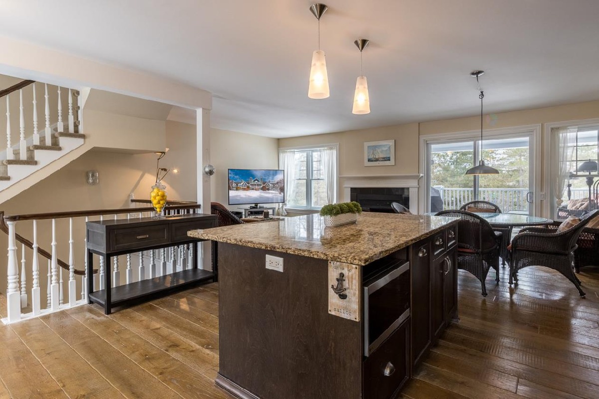 3-storey condo with private park on the shores of Brome Lake