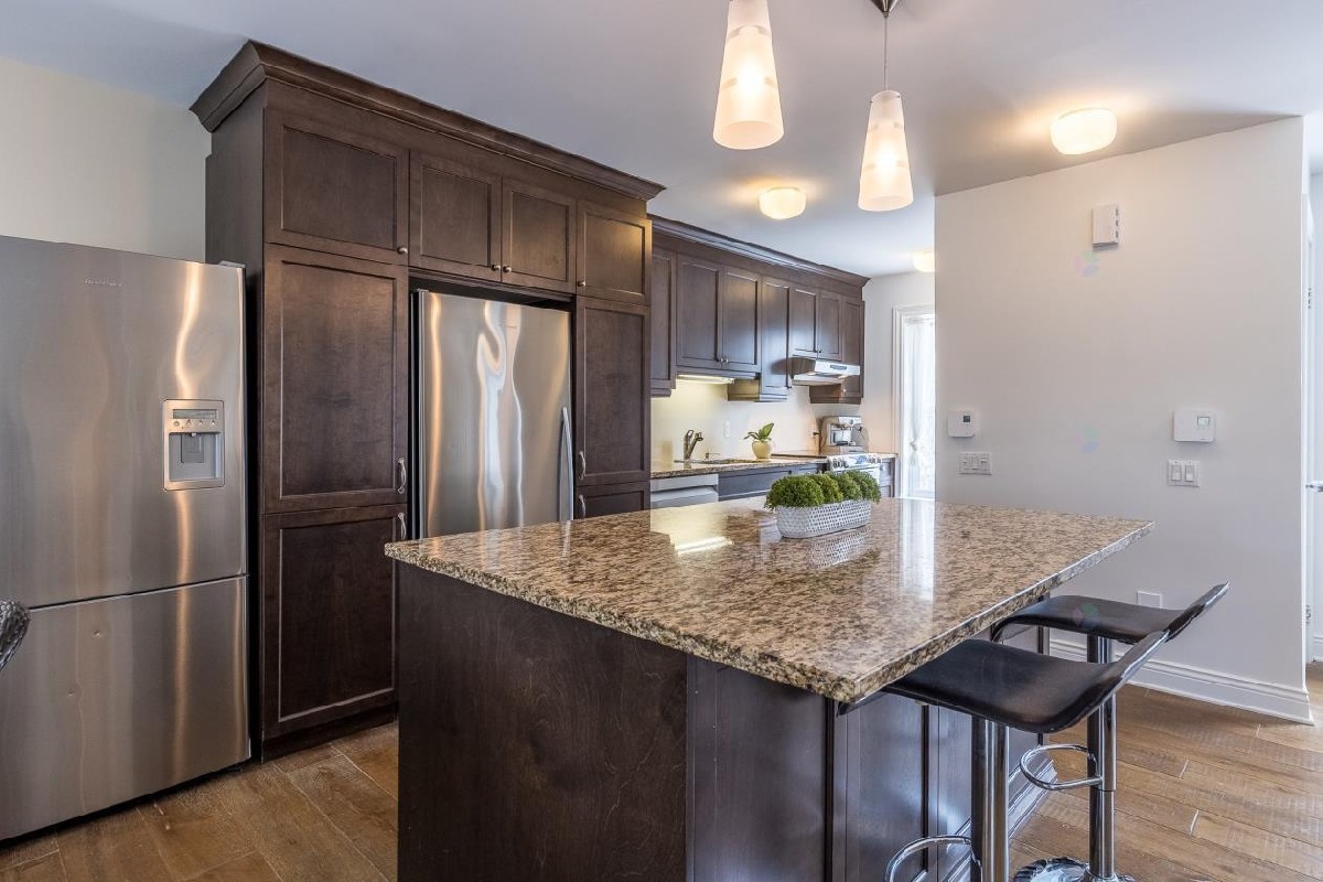 3-storey condo with private park on the shores of Brome Lake