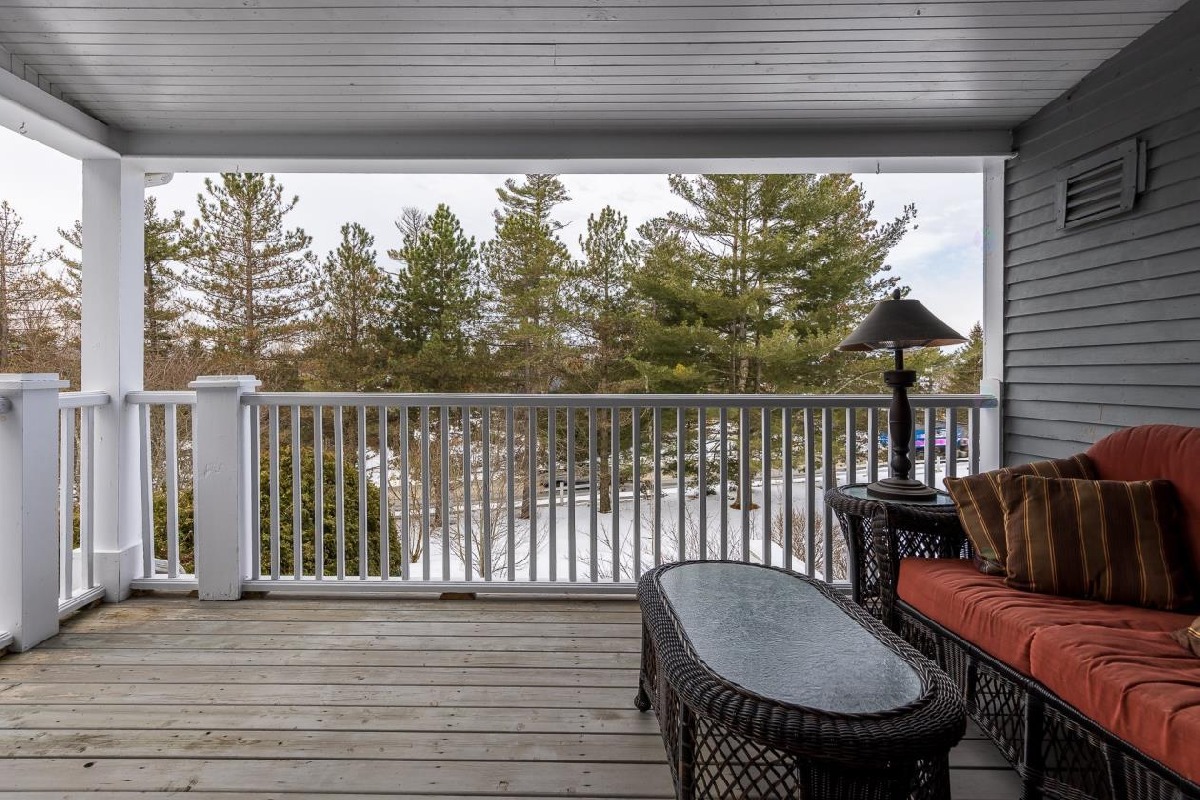 3-storey condo with private park on the shores of Brome Lake