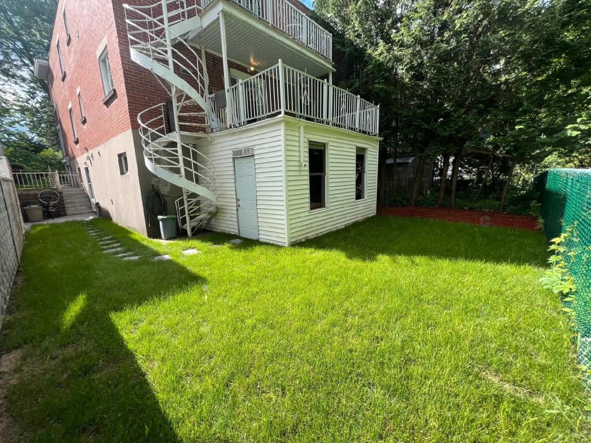Large 8 1/2 of 2,200 sqft with private backyard Ahuntsic