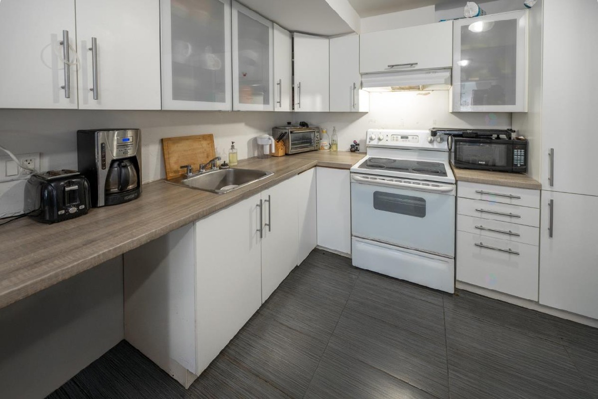 Spacious 4 1/2 on ground floor with large backyard in Duvern
