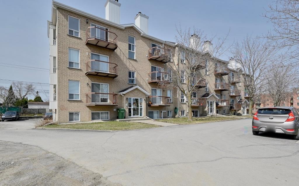 Large 4 1/2 condo, fireplace, 2 balconies, RDP