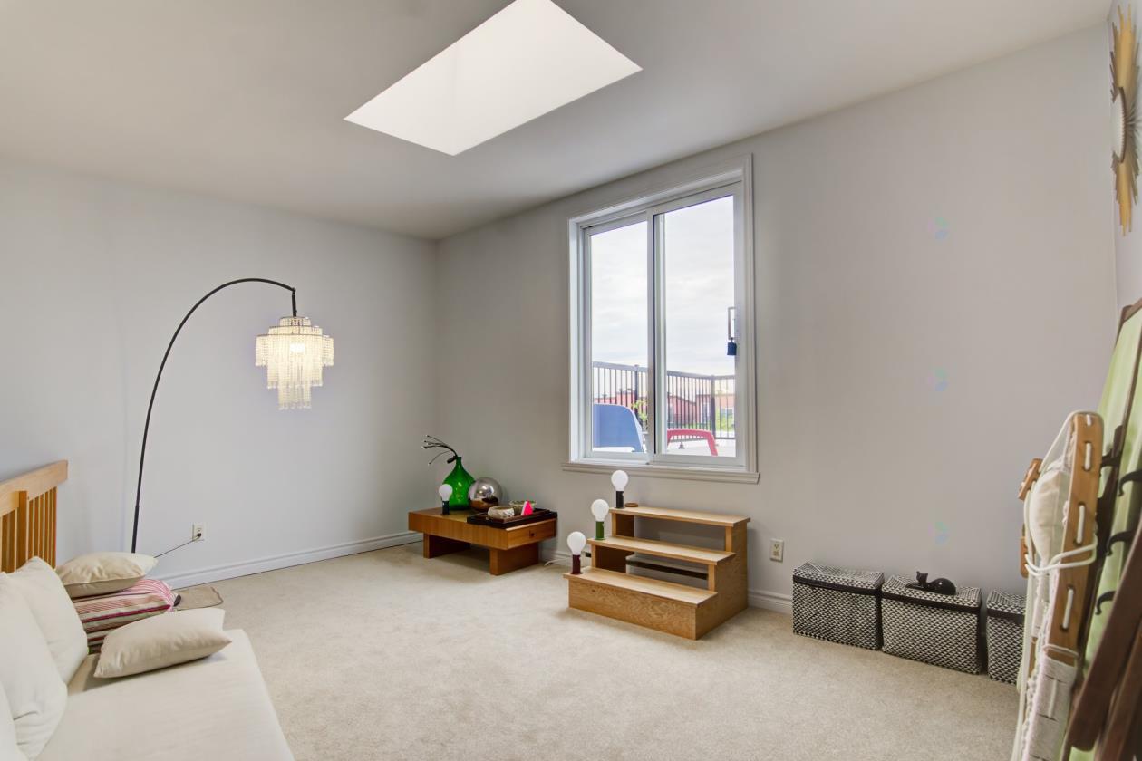 3 bedroom condo with cathedral ceiling near Olympic Stadium