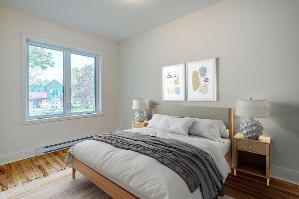 Renovated 2 bedroom condo with fenced yard Petite-Patrie Mtl