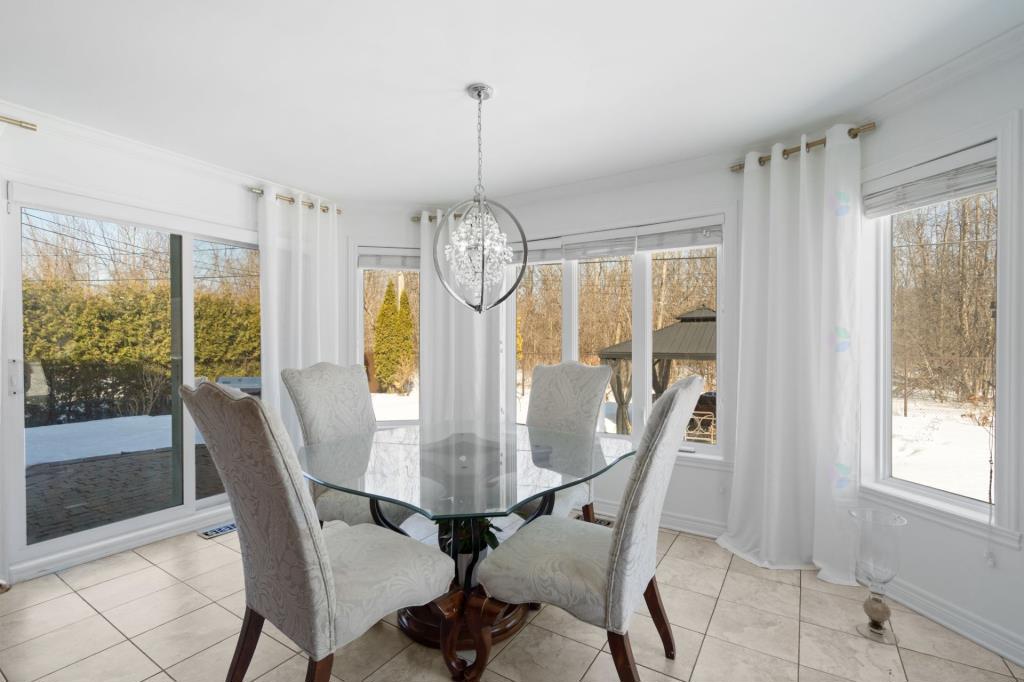 Upscale house on quiet circular street in Pincourt