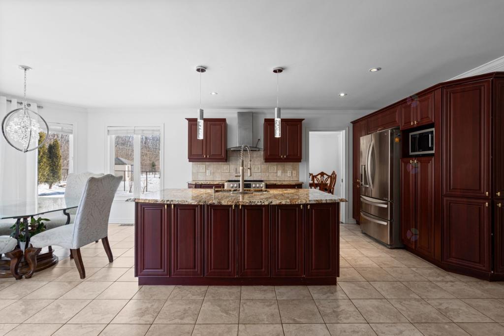 Upscale house on quiet circular street in Pincourt