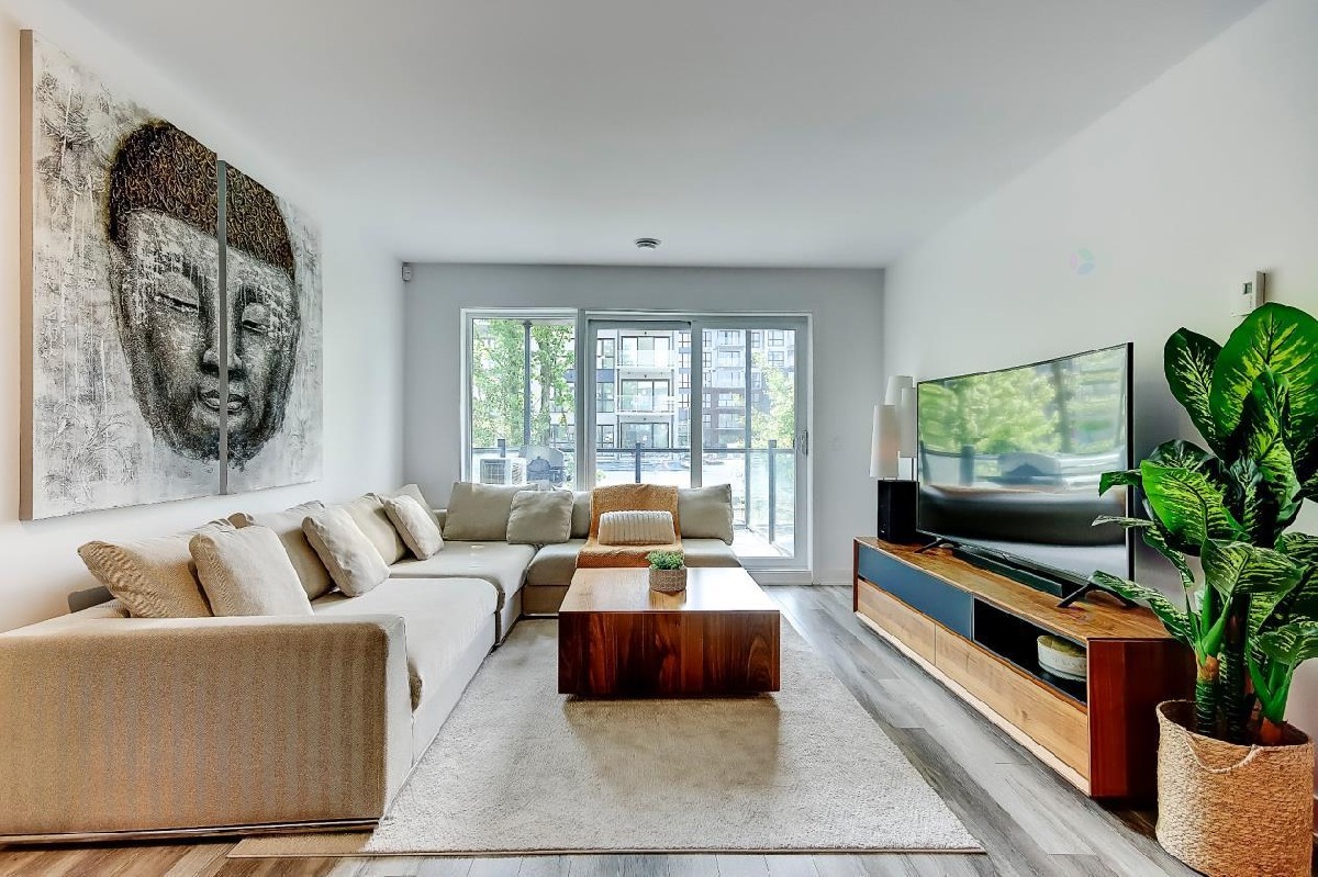 3 1/2 elegant upscale condo in Saint-Hubert