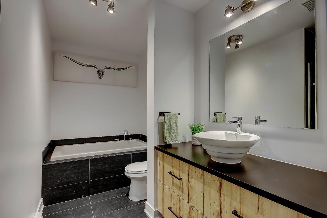 3 1/2 elegant upscale condo in Saint-Hubert