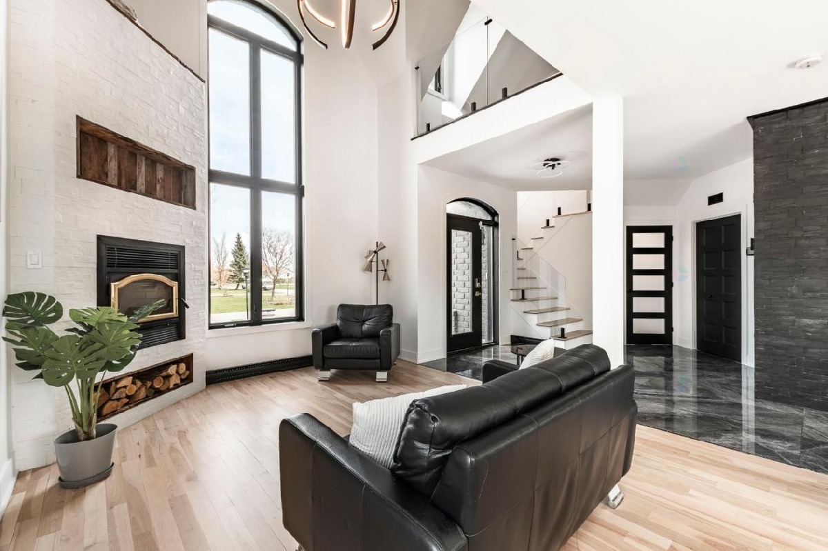 Prestigious house flooded with light in Saint-Michel