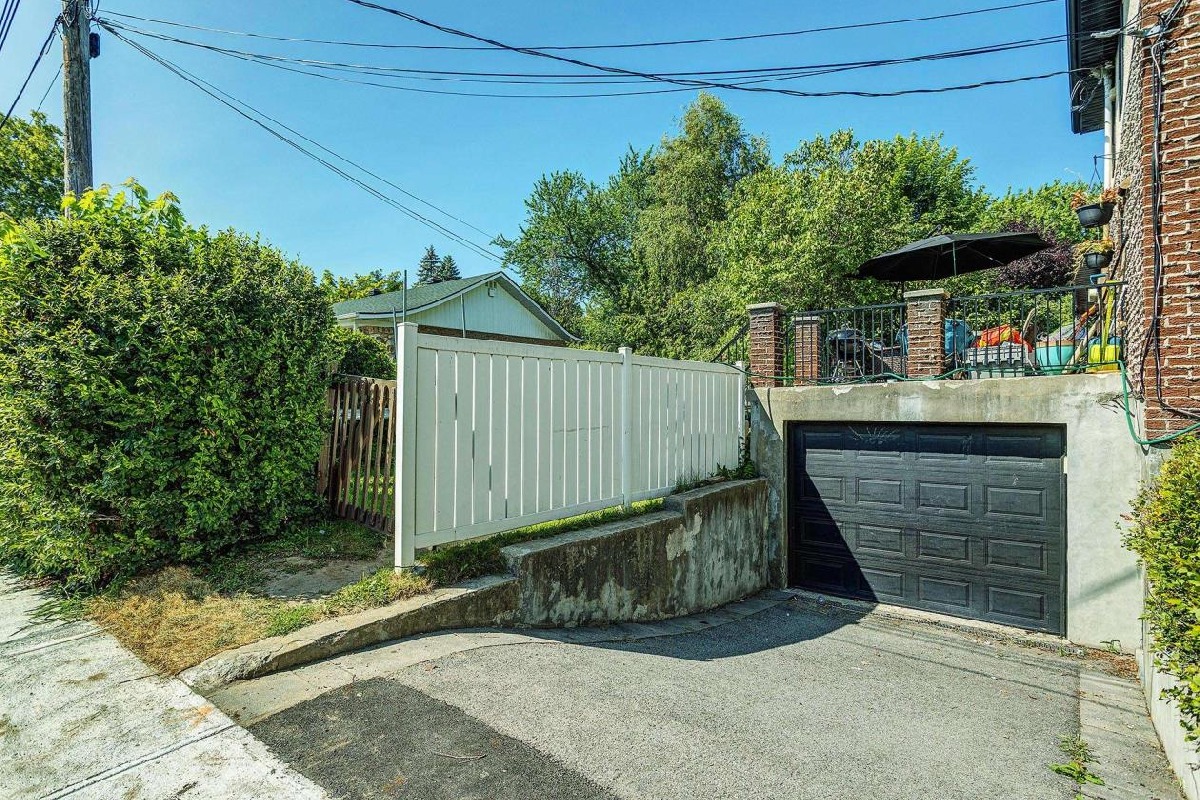Rare opportunity! semi-commercial side-by-side duplex