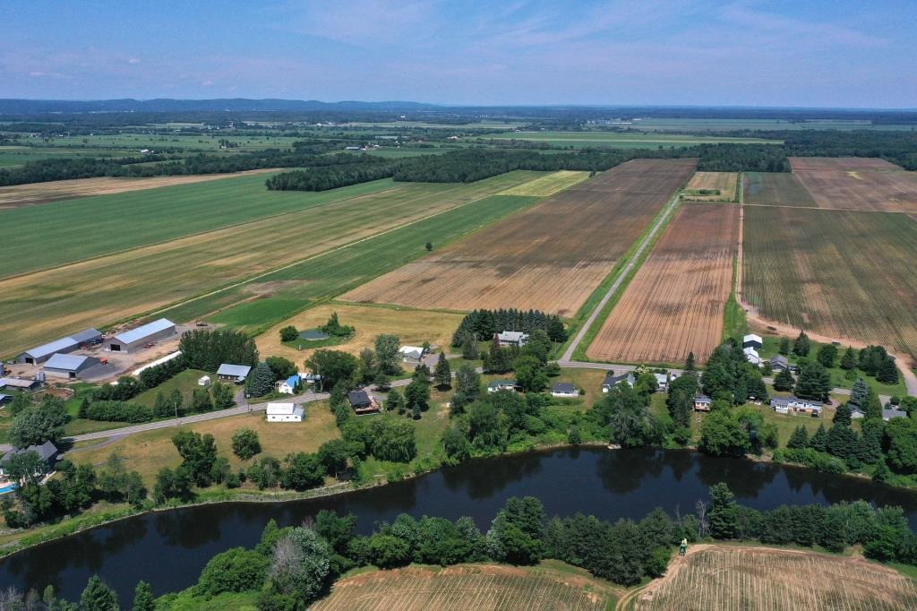Turnkey farm on 23 acres in agricultural area