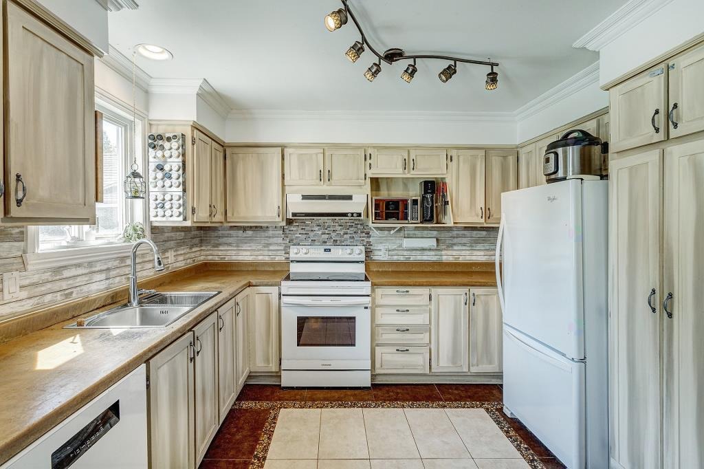 Beautiful 6-bedroom home near St-Eustache Hospital