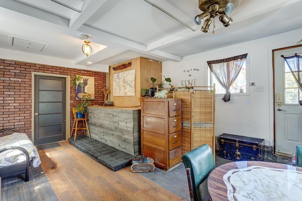 Beautiful 6-bedroom home near St-Eustache Hospital