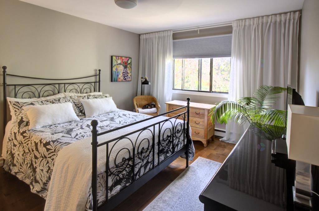 Lovely 2 bedroom condo with garage and fireplace St-Lambert