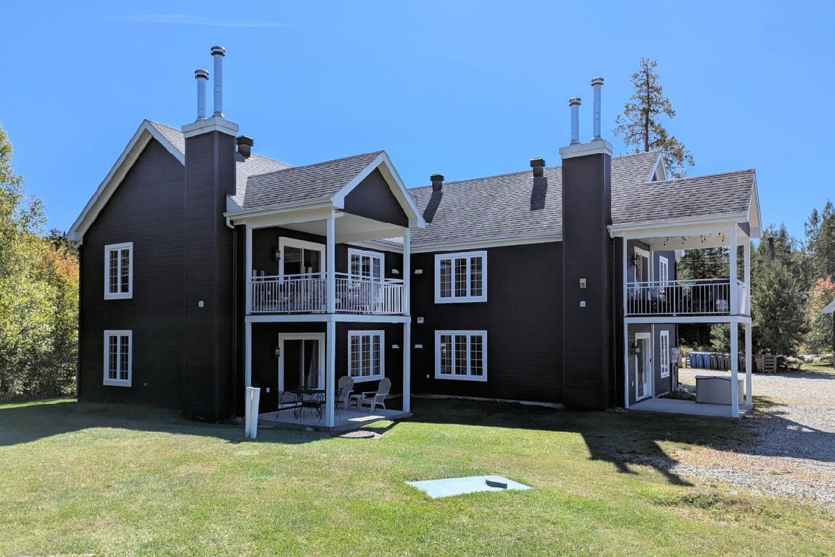 Turnkey 3-Bedroom Furnished Condo 900 m from Val Saint-Come