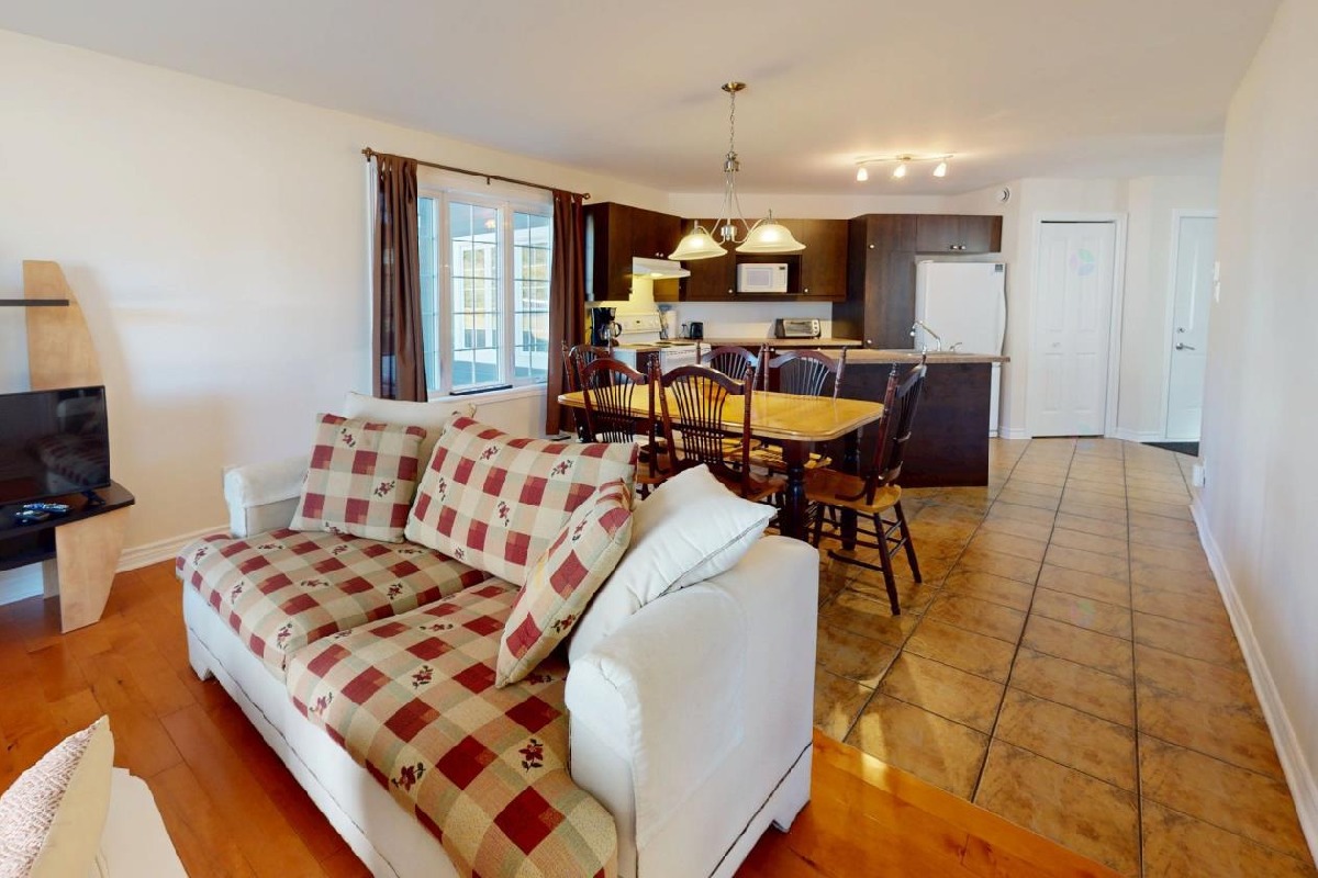 Turnkey 3-Bedroom Furnished Condo 900 m from Val Saint-Come