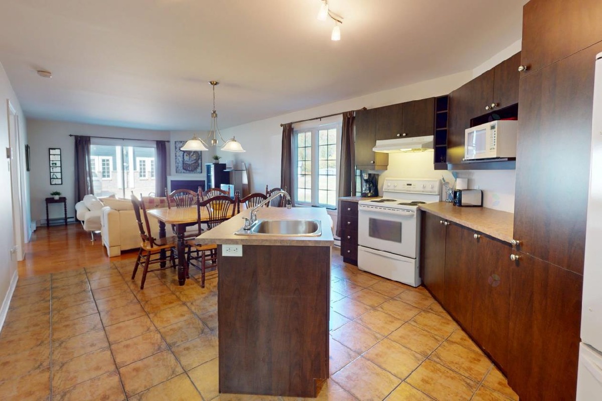 Turnkey 3-Bedroom Furnished Condo 900 m from Val Saint-Come