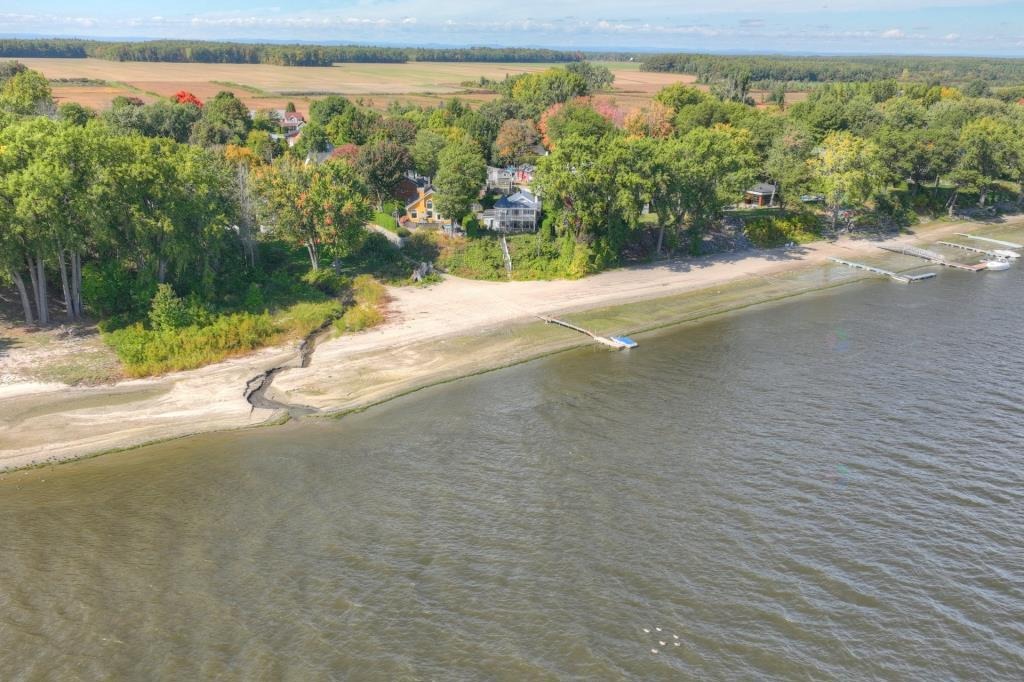 Dream house with private sandy beach in Lanoraie