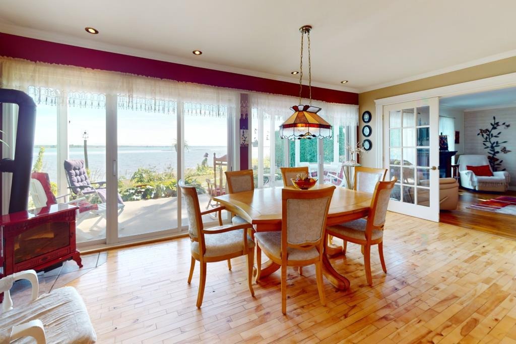 Dream house with private sandy beach in Lanoraie