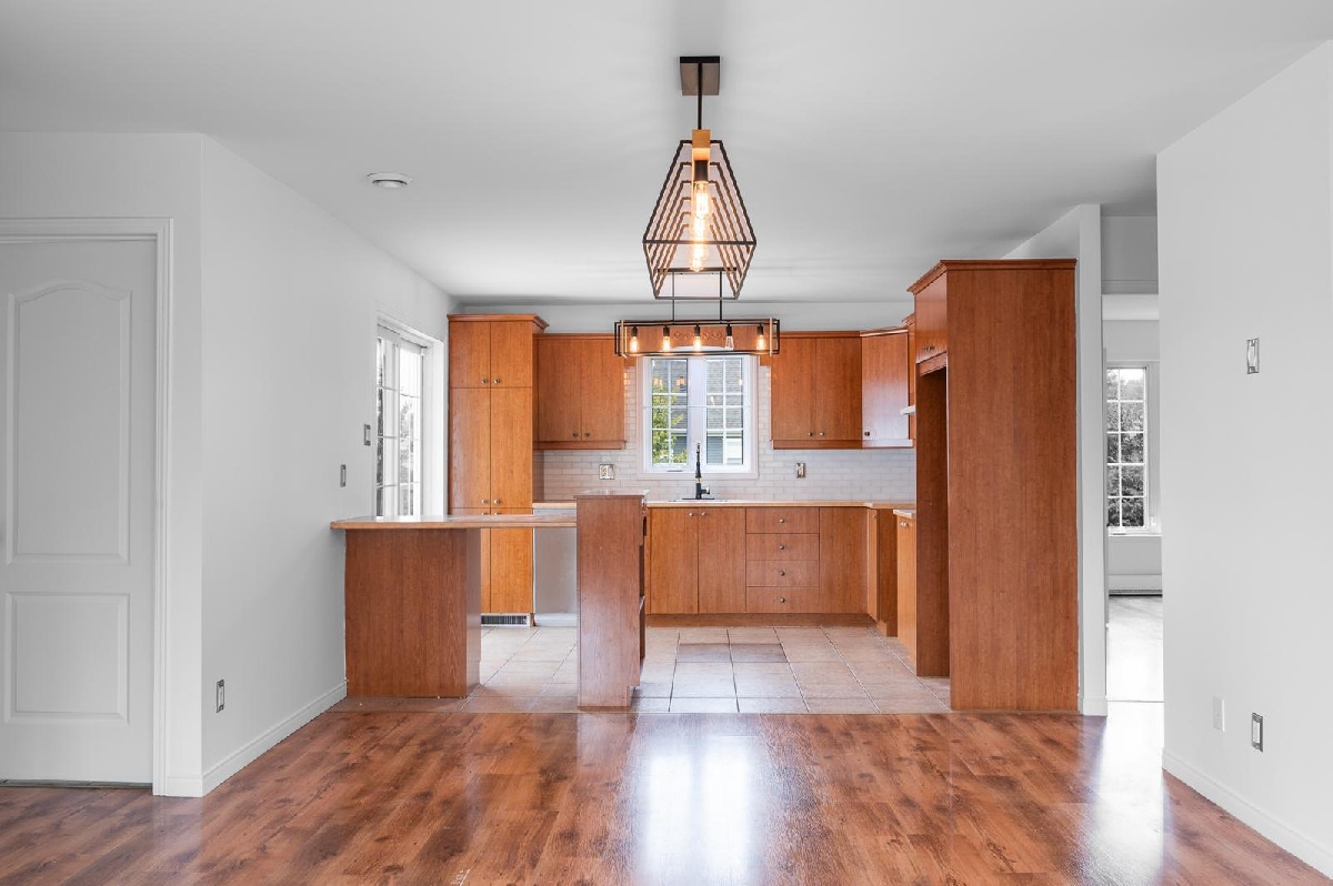 Fully Renovated 5 1/2 on 3rd Floor Triplex with 2 Parking Sp