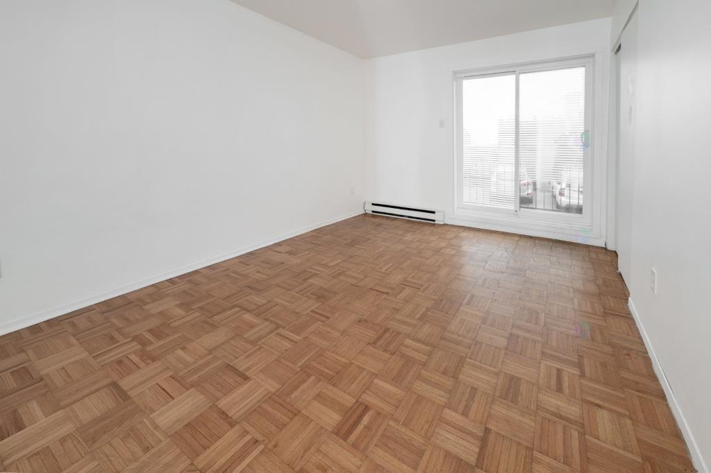 Large 4 1/2 apartment Riviere-des-Prairies AVAILABLE