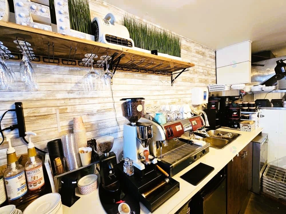 Superb turnkey and well-established caf in La Prairie