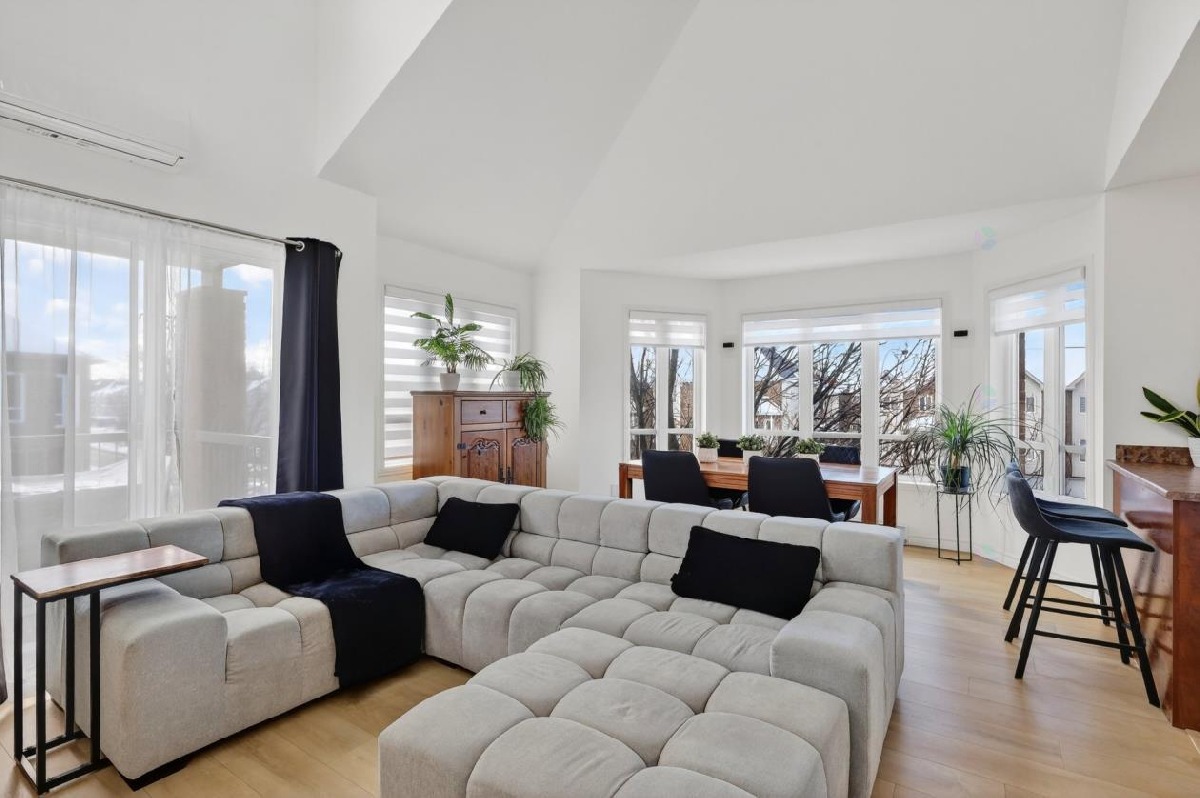 Spacious corner unit in the sought-after Auteuil area Laval