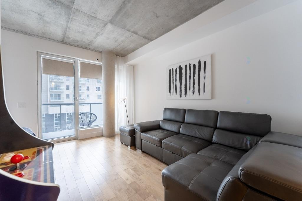 Equipped Studio + Garage, Dynamic Urban Living, Rosemont