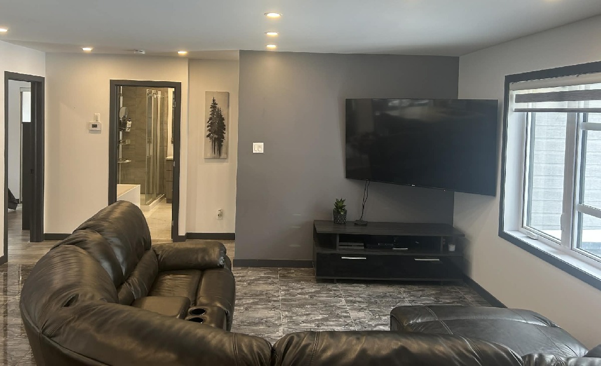 House with Bachelor Apartment � Sainte-Sophie