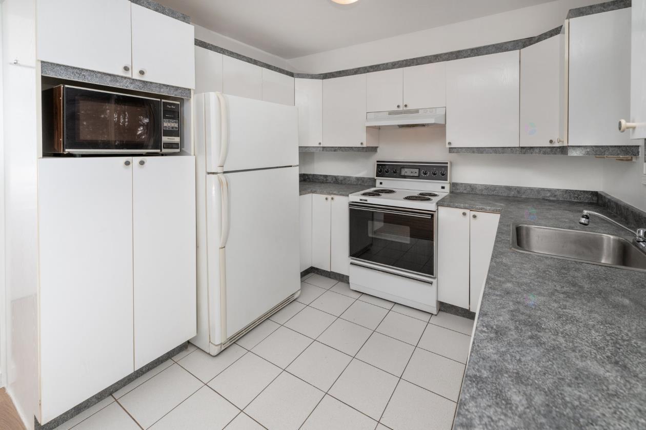 Spacious ground floor 4 1/2, semi-furnished 2 parking spaces