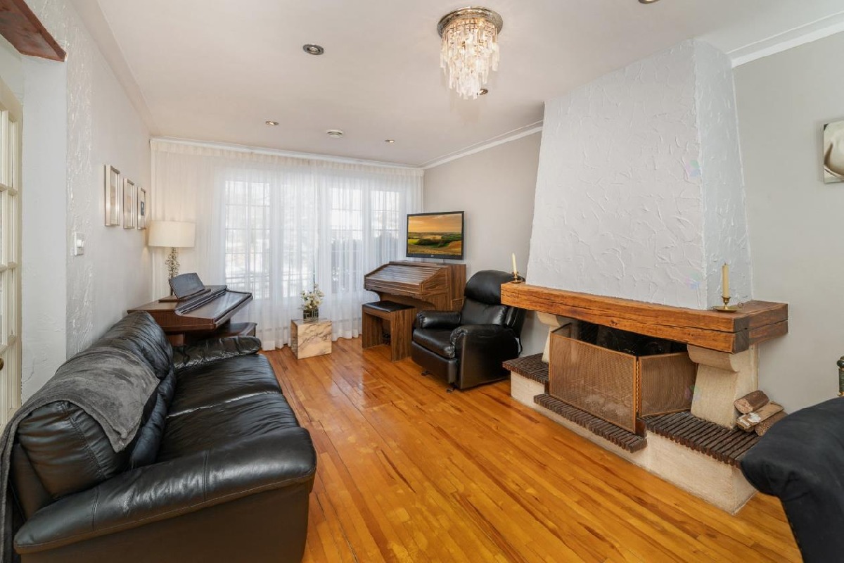 Bungalow with intergenerational / bachelor suite potential