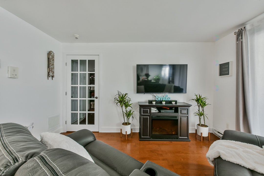  Rare 3-bedroom corner condo, 987 sq. ft., Saint-Hubert