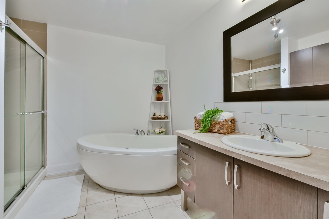  Rare 3-bedroom corner condo, 987 sq. ft., Saint-Hubert